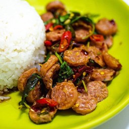 ข้าวราดกะเพราแหนม