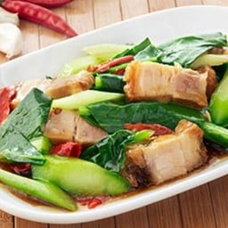 คะน้าหมูกรอบ (กับข้าว)