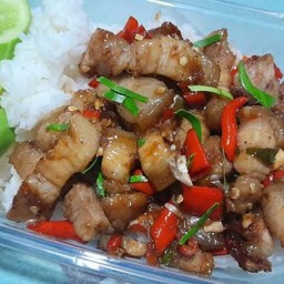 หมูผัดกะปิราดข้าว
