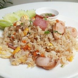 ข้าวผัดแฮมไส้กรอก