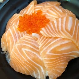 ข้าวหน้าแซลมอนซาซิมิ