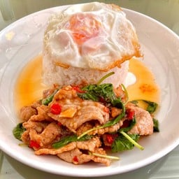 กะเพราหมูชิ้น+ไข่ดาว ราดข้าว