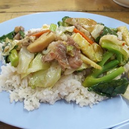 ผัดผักรวมราดข้าว