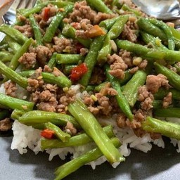 ผัดถั่วฝักยาวราดข้าว