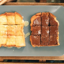 ขนมปังปิ้งเนยนม + เนย Nutella