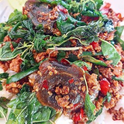 กระเพราไข่เยี่ยวม้า