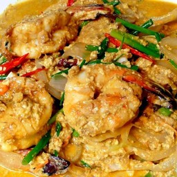 กุ้ง + หมูสับ ผัดผงกระหรี่ไข่ ราดข้าว  (กุ้ง 3 ตัว)