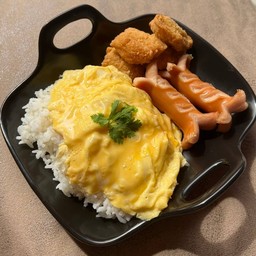 ข้าวสามอย่าง(ไก่คาราเกะ+ไข่ข้น+ไส้กรอก)