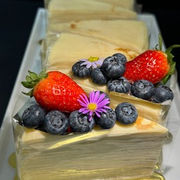 MIXED BERRY CREAPE CAKE เครปเค้กเบอร์รี่รวม