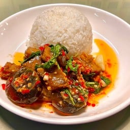 กะเพราหมูกรอบไข่เยี่ยวม้าราดข้าว