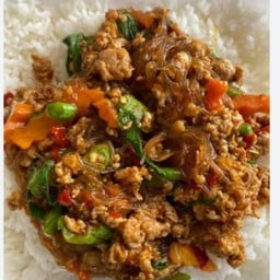 กระเพราหมูสับวุ้นเส้นราดข้าว