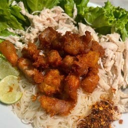 ข้าวหมูทอด , หมี่ไก่ฉีก , ผลไม้พร้อมทาน เกาะลำพู