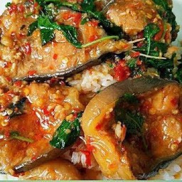 ข้าวราดผัดเผ็ดปลาดุก