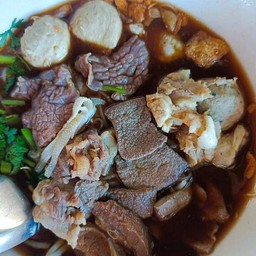 ก๋วยเตี๋ยวรวมเนื้อ พิเศษ
