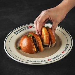 เบอร์เกอร์เนื้อและซอสทรัฟเฟิล