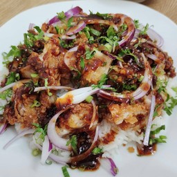 ข้าวไก่กรอบซอสแจ่ว