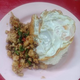 ข้าวกระเพาไก่ไข่ดาว