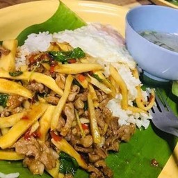 ข้าวกระเพาไก่หน่อไม้