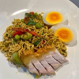 มาม่าผัดเขียวหวานแห้งหมูกรอบ