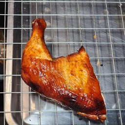 ไก่อบโอ่งน้ำผึ้ง(ครึ่งชิ้น) 蜜汁烤鸡（半个）