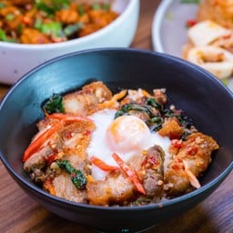 ข้าวกะเพราหมูกรอบไข่ออนเซน