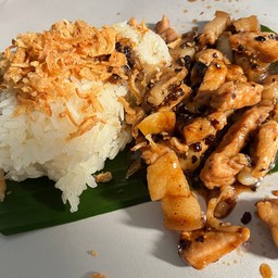 ข้าวเหนียวหมูผัดพริกไทยดำ