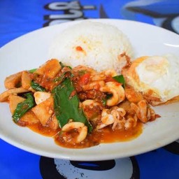 ข้าวผัดพริกแกงปลาหมึก