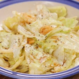 กะหล่ำปลี ผัดน้ำปลา + กากหมูเจียว