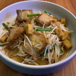 ผัดถั่วงอกหมูกรอบ