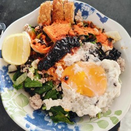ผัดมาม่าเผ็ดเส้นดำ