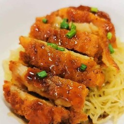 บะหมี่แห้งไก่ทอดกรอบราดซอสเทอริยากิ