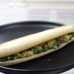 พานินี่สอดไส้เบคอน ผักโขมและเชดด้าชีส