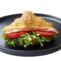 แซนวิชครัวซองเบคอน ฟิลเลย์ไอซ์เบิร์กเลททิซ มะเขือเทศ และซุปเปอร์ชีสสไลซ์