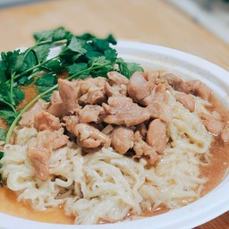 บะหมี่หน้าไก่ เส้นบะบี่ไข่นุ่มๆเลยจ้า