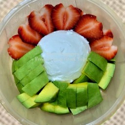 กรีกโยเกิร์ตรสออริจินอล 1สคูป+สตรอว์เบอร์รี่เกาหลีสด+อะโวคาโด พร้อมน้ำผึ้ง