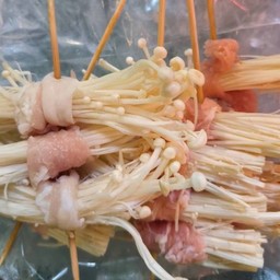 เห็ดเข็มทองพันหมูสามชั้น   (ชุด 3 ไม้)