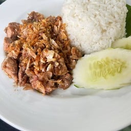 ข้าวเนื้อสเต็กริบอายหั่นเต๋ากระเทียม