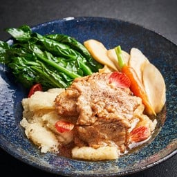 เส้นหมี่ทอดกรอบราดหน้าเนื้อคะน้าฮ่องกง