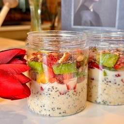 โอเวอร์ไนท์โอ๊ตหน้าสตอเบอรี่และอะโวคาโด