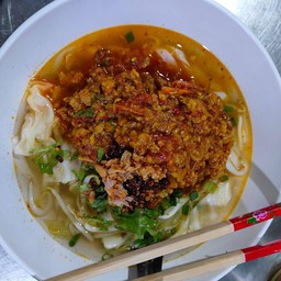 ข้าวซอยน้ำคั่ว คล้ายกับน้ำพริกอ่อง ที่เอามาราดบนตัวเส้นก๋วยเตี๋ยว ผักลวก แล้วตามด้วยน้ำชุปกระดูก รสชาติกลมกล่อม