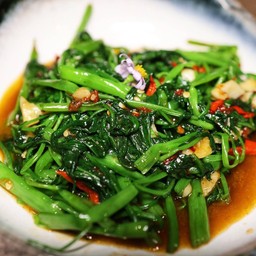 ผัดผักบุ้งซอสซัมบะ