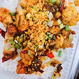 เส้นใหญ่หมูกรอบคั่วพริกเกลือ