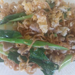 มาม่า, ผัดมาม่าใส่ ไข่, หมู