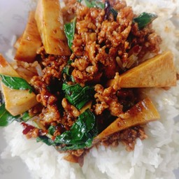 กะเพราหมูสับ+ไก่ยอราดข้าว