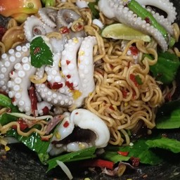 ตำมาม่าหมึกสาย+ปลาร้า