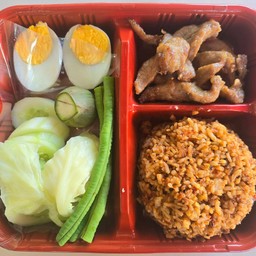 ข้าวสวยคลุกน้ำพริกตาแดง เสริฟพร้อมหมูทอด ไข่ต้ม ผักต้ม