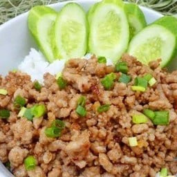 หมูสับผัดซีอิ้ว ราดข้าว