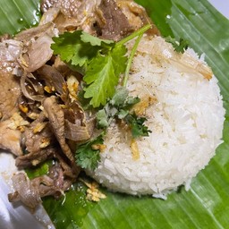 หมูทอดกระเทียมพริกไทยราดข้าว