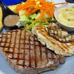 สเต็กเนื้อ 250 กรัม + อกไก่พริกไทยดำ/ฟรีมันบด