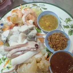 ประกอบด้วยปลากระพงสดๆกุ้งปลาหมึกไข่หมึกแมงกะพรุนเสิร์ฟพร้อมน้ำจิ้มซีฟู้ดรสเด็ดเต้าเจี้ยวและกระเทียมเจียว